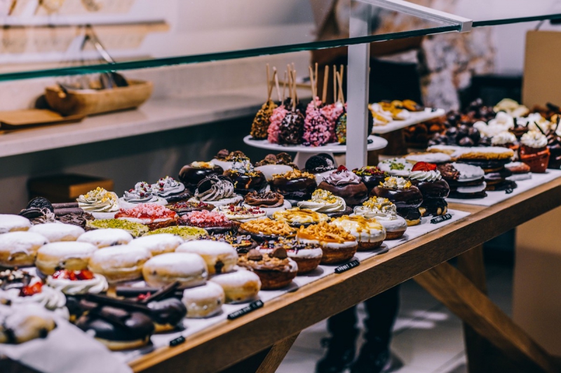 magasin-HYERES-min_shop_dessert_pastry_bakery_counter-184398